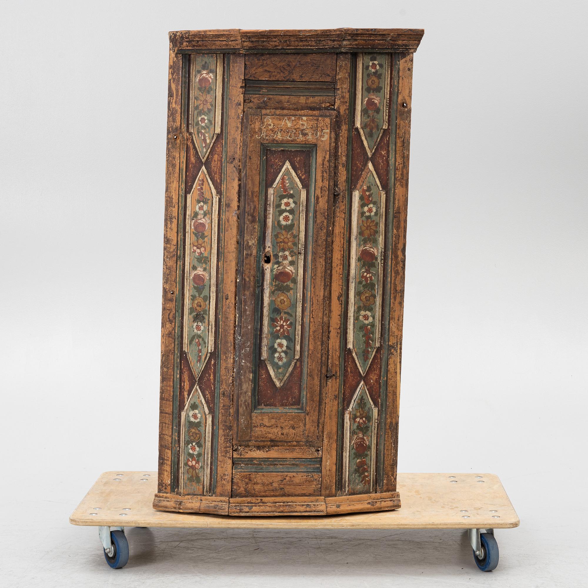 Hörnskåp, allmoge, västsvenskt, daterat 1795.