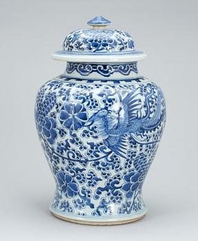URNA med LOCK, porslin, Kina, Kangxi-stil, 1900-tal.