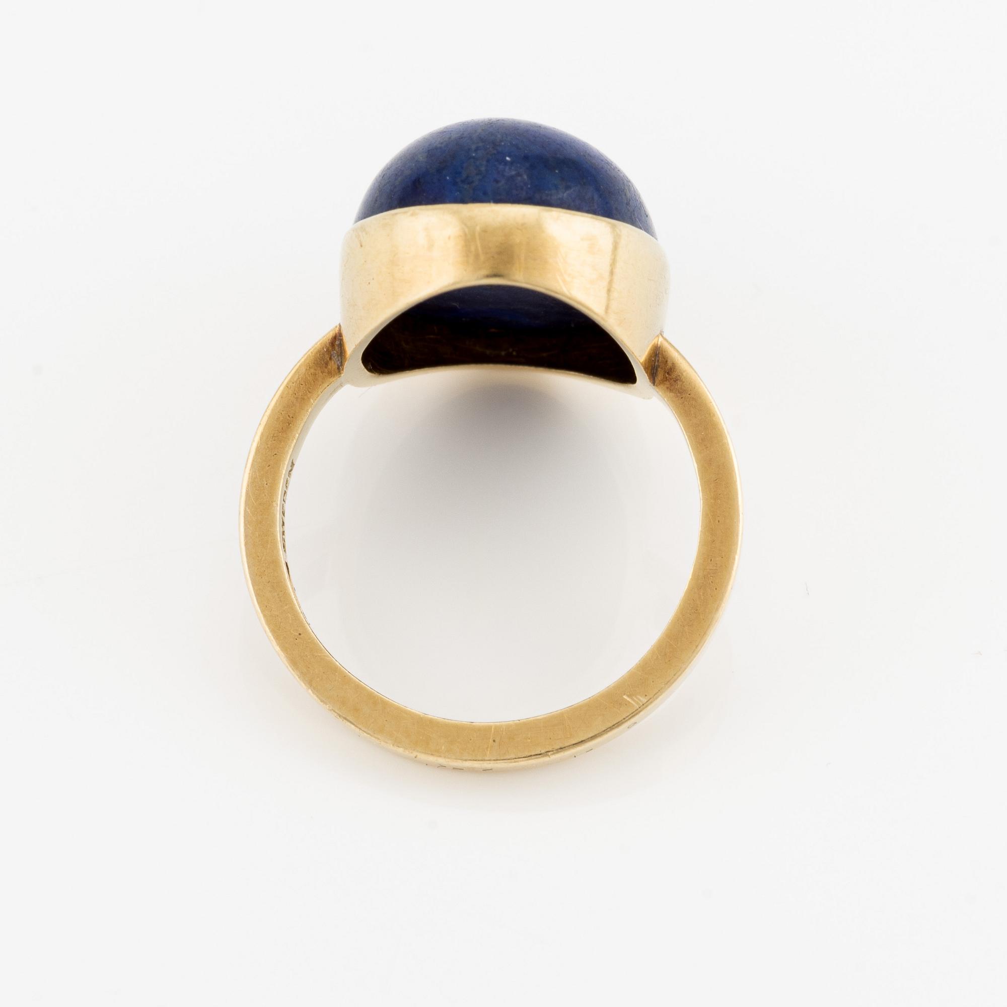 Wiwen Nilsson, ring, 18K guld med cabochonslipad lapis lazuli, Lund 1952.