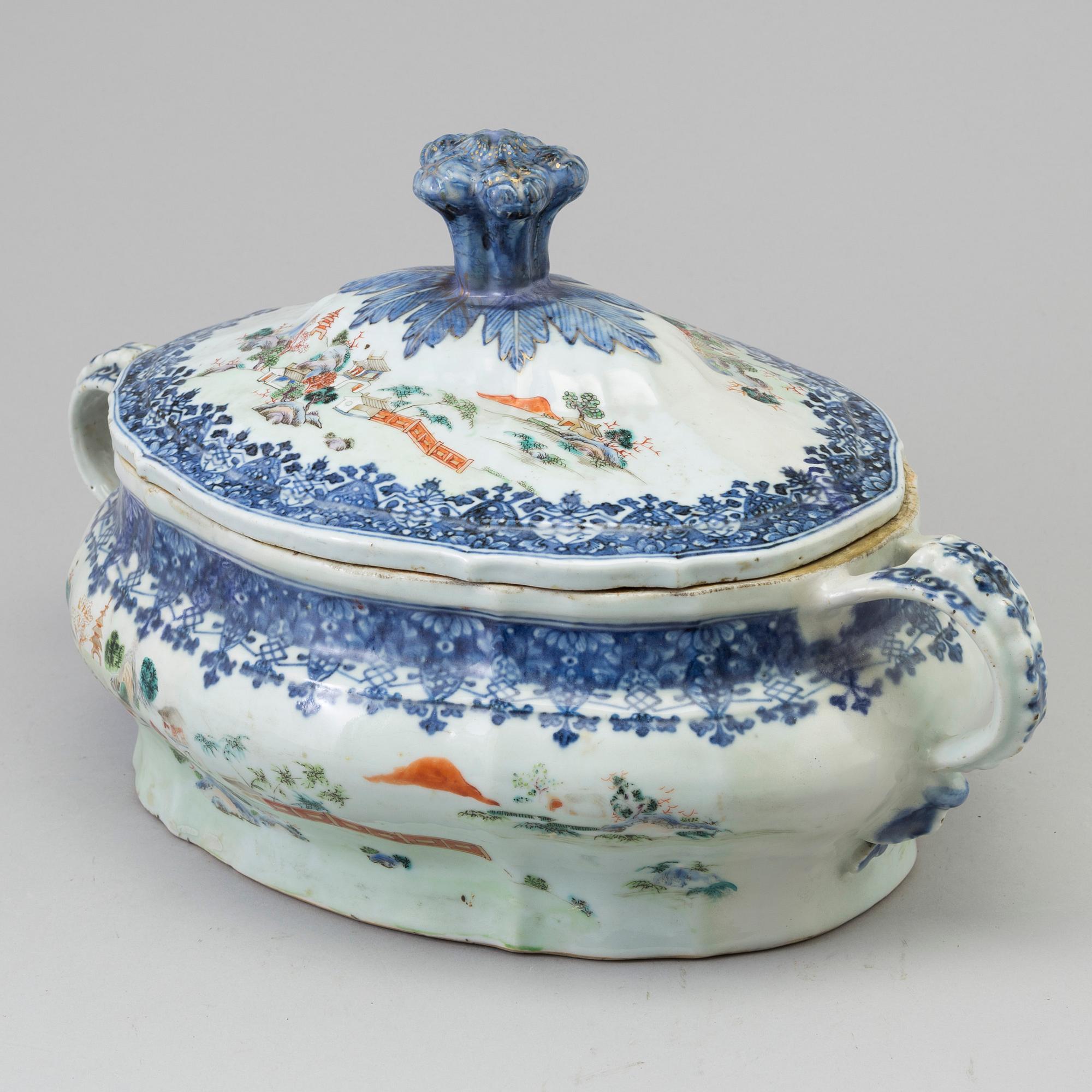 A wonderful Chinese blue and white with famille rose tureen with cover, Qing dynasty, early 18th century.