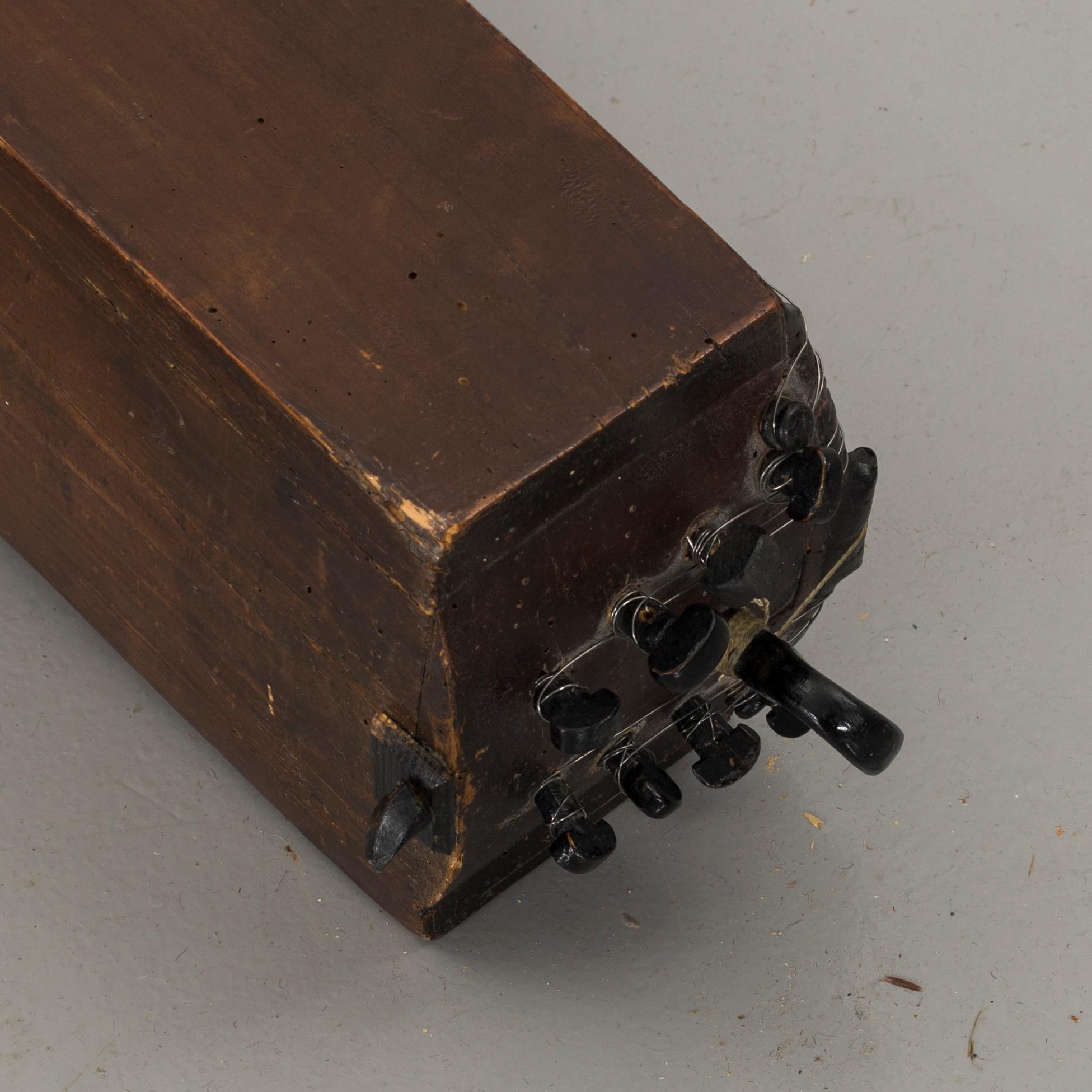 PSALMODIKON samt två stråkar, musikinstrument, 1800-tal / sekelskiftet 1900 Sverige.