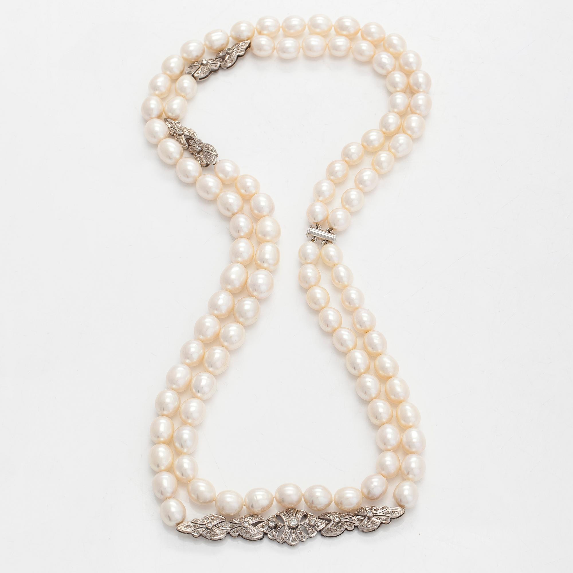 Helminauha, sterlinghopeaa, makeanvedenhelmiä ja timantteja.