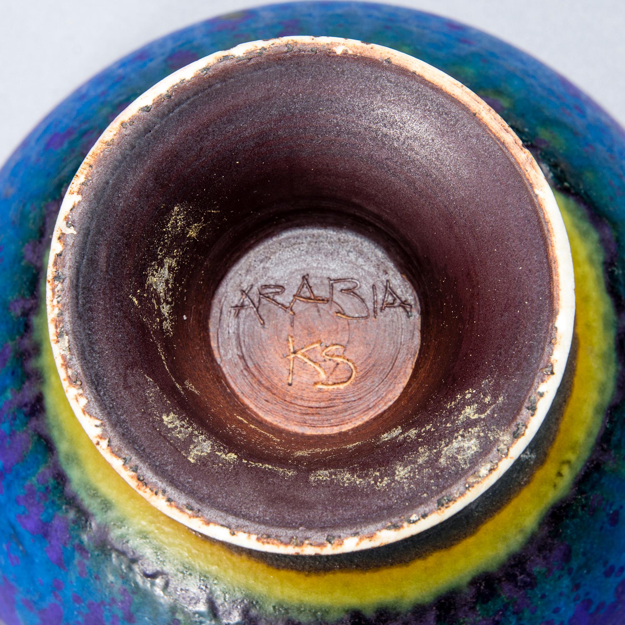 KYLLIKKI SALMENHAARA, CERAMIC BOWL. Signed KS, Arabia.