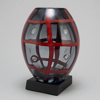 CARLOS R PEBAQUE, a glass vase, Gullakruv.