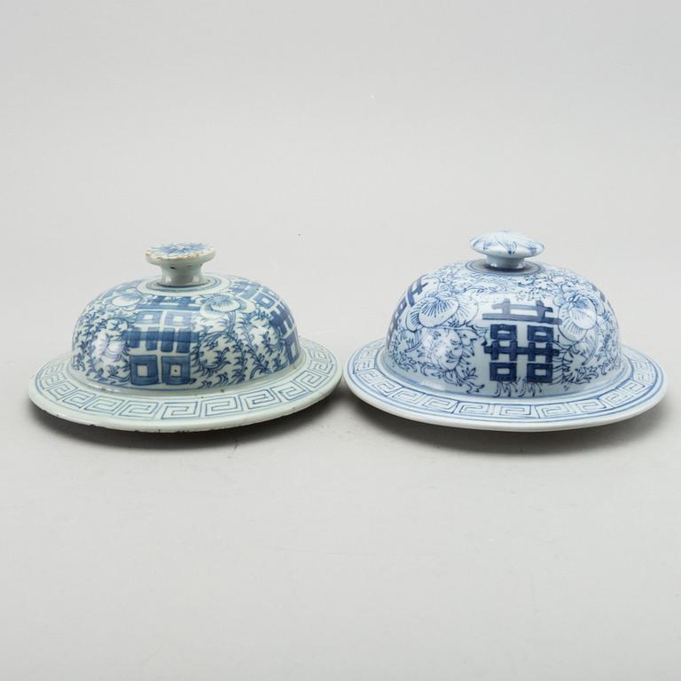 A pair of Chinese blue and white lid urns, turn of the cenntury 1900.