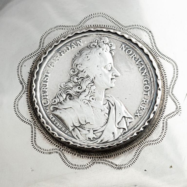 Dryckeskanna, silvermontering på kompaniporslin, otydlig mästarstämpel, Danmark 1700-tal.