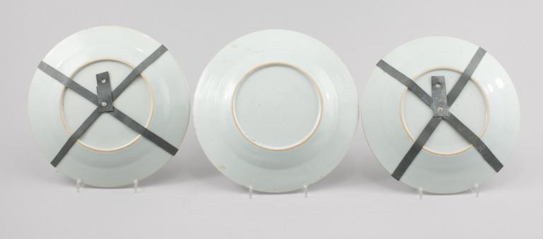 TALLRIKAR, 3 st, porslin, Kina, 1700-tal.