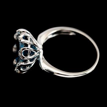 RING, 14K vitguld, diamanter samt blå topas. Enligt uppgift London.