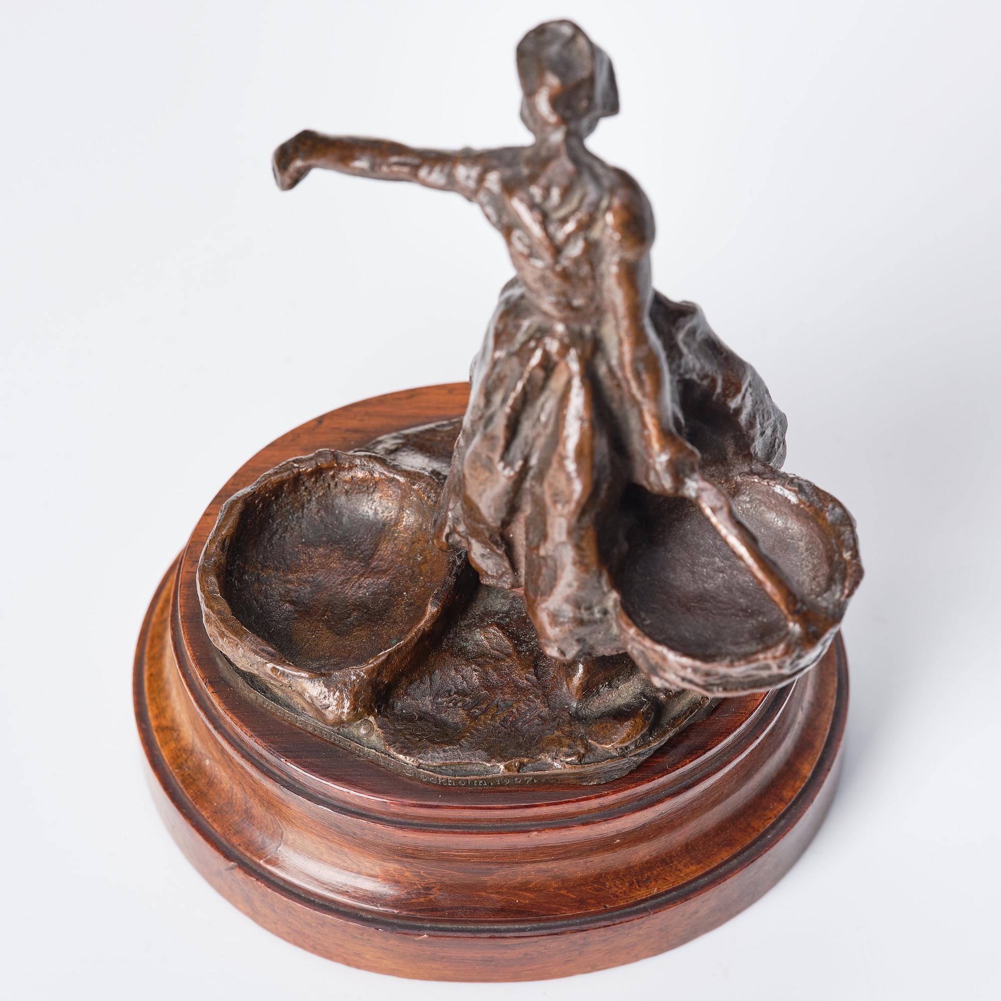 Carl Milles, Woman carrying water (for salt and pepper).