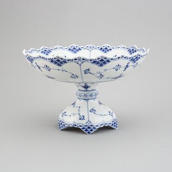 Royal Copenhagen, a porcelaine bowl, Musselmalet, number 1/634.