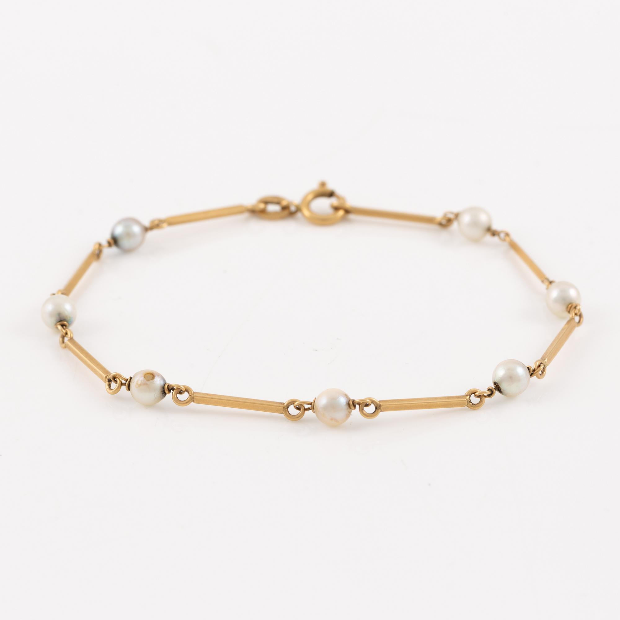 Bracelet 18K gold with cultured pearls.