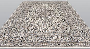 A Kashan carpet, ca 346 x 242 cm.