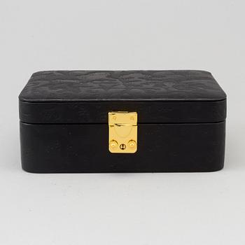 SMYCKESKRIN, präglat mönster "Aristidia" i svart skinn, Firma Svenskt Tenn, 2000-tal.