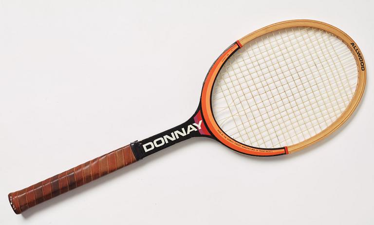 Tennisracket i trä, Donnay. Spelad med av Björn Borg i Wimbledon. Blekt signatur på Slipcasen.