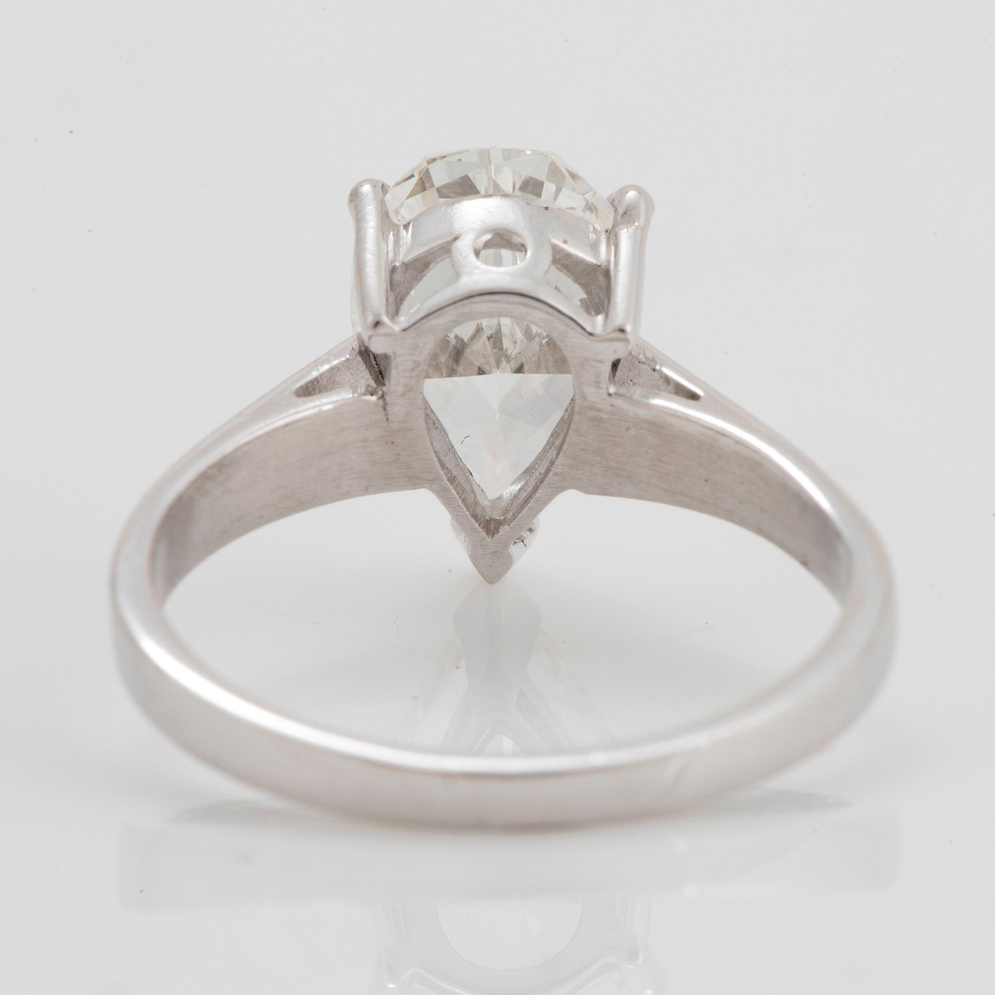 Ring 18K vitguld med en droppformad briljantslipad diamant 2.12 ct kvalitet G vs 1 enligt medföljande HRD certifikat.