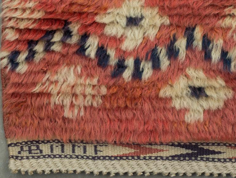 MATTA, rya, "Röda slingan", signerad AB MMF (AB Märta Måås-Fjetterström). Ca 211 x 102 cm.