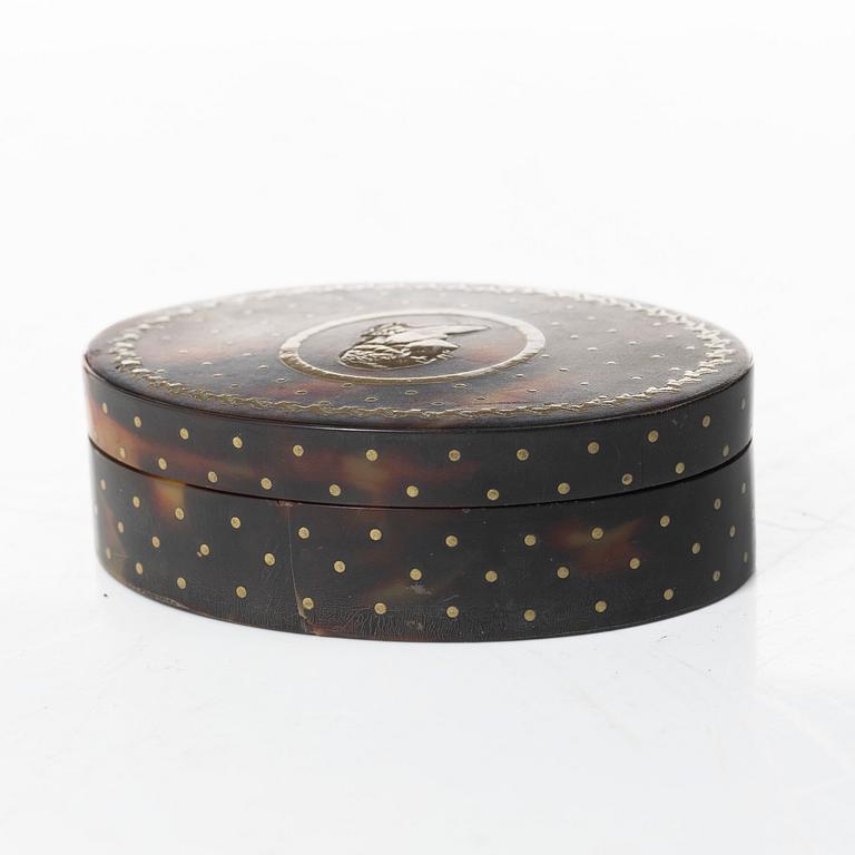 Dosa, sköldpadd, med porträtt av Louis XVI, Frankrike, 1700/1800-tal.