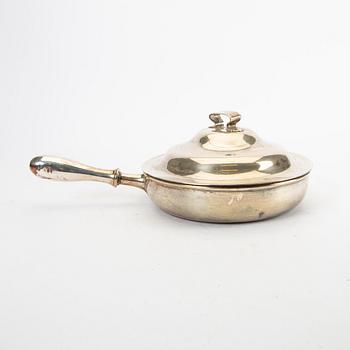 A 20th century English lidded silver dish 1925, total weight 2020 grams.