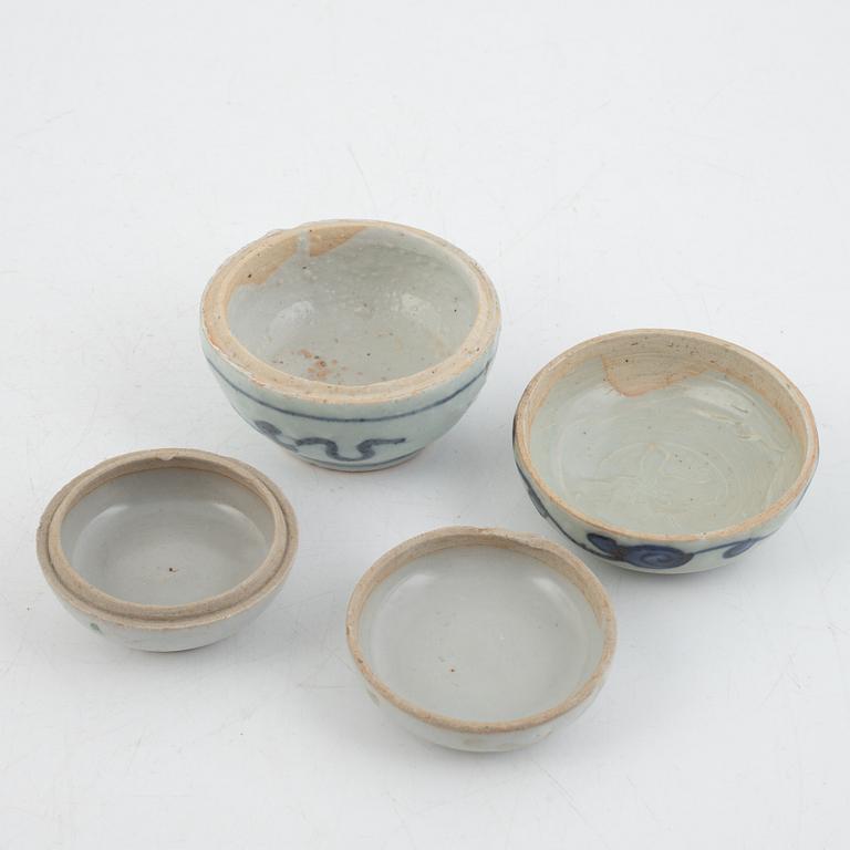 A blue and white porcelain bowl and two lidded boxes, China, Ming dynasty (1368-1644).