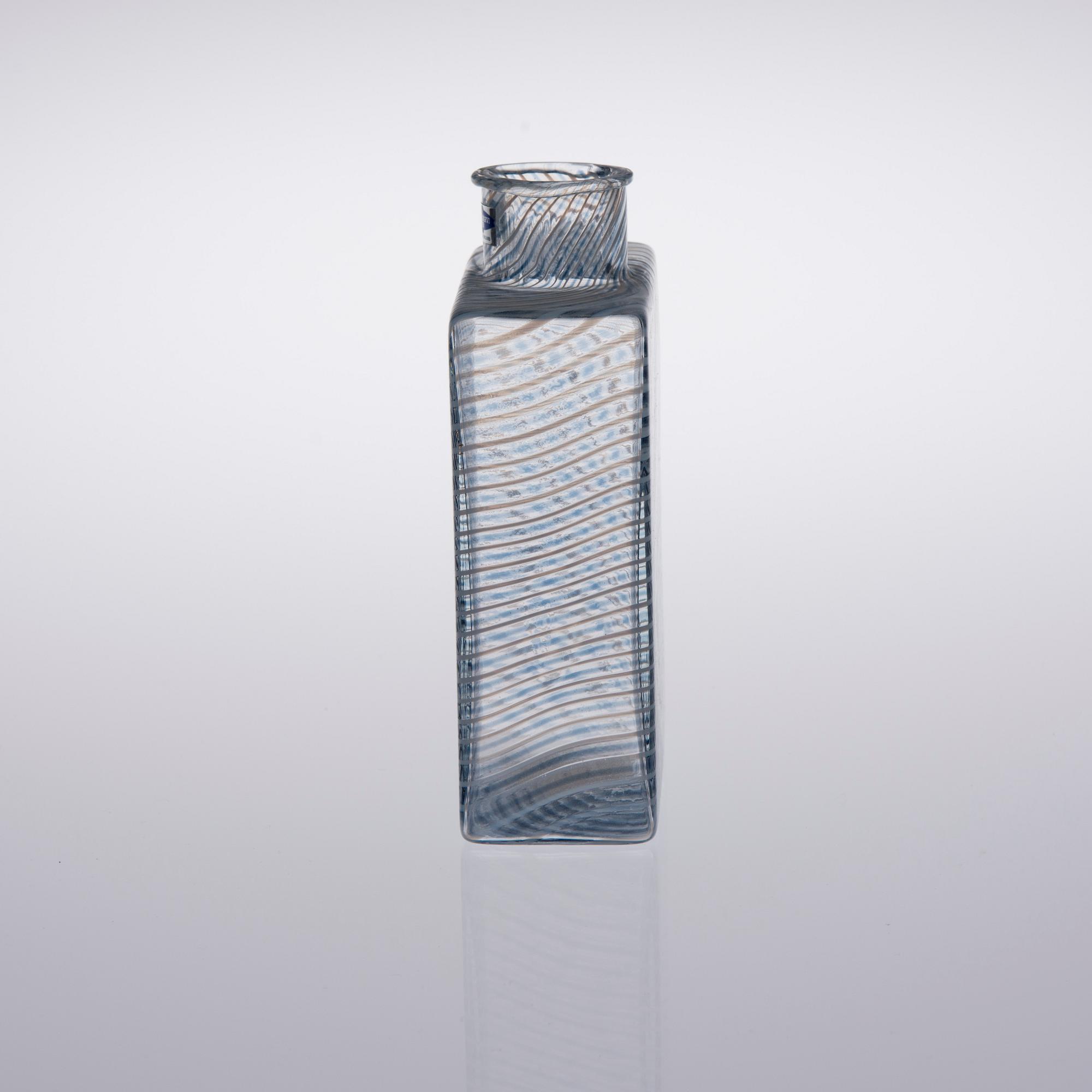 FLASKA, glas, signerad Kaj Franck, Nuutajärvi Notsjö 1981. Numrerad 353/1000.