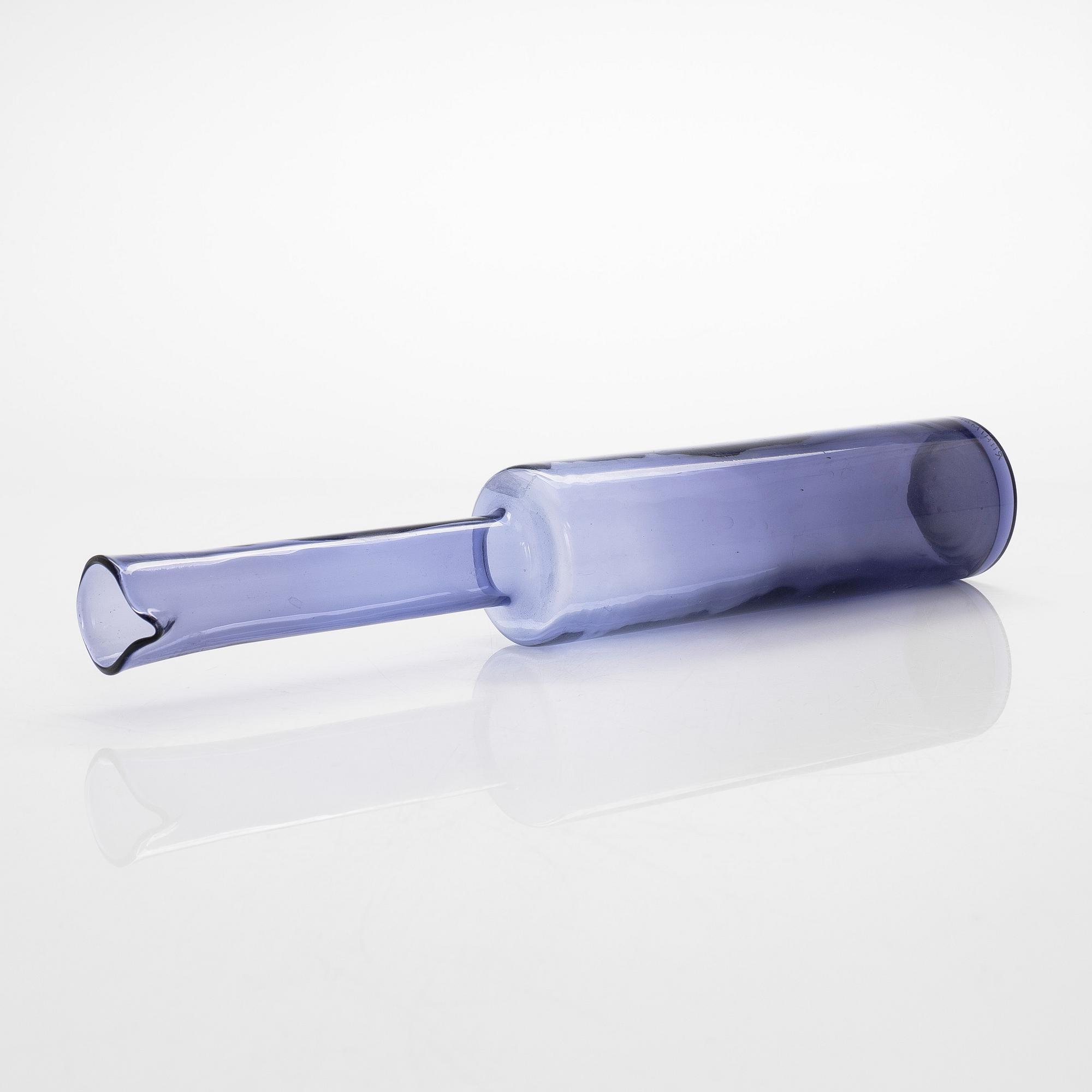 Nanny Still, a glass bottle signed Riihimäen Lasi O.Y Nanny Still.