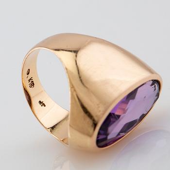 Ring 18K gold with a purple synthetic sapphire.