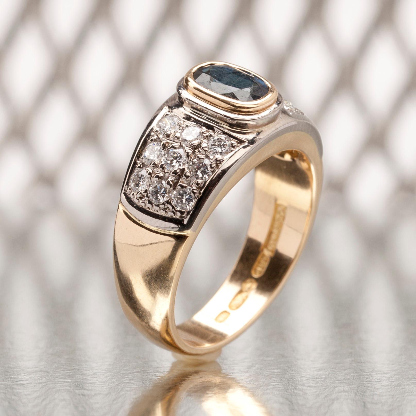 RING, guld 18K med safir ca 0,70 ct och 18 st briljantslipade diamanter tot. ca 0,54 ct. Finland 1995. Vikt 9,1 g.