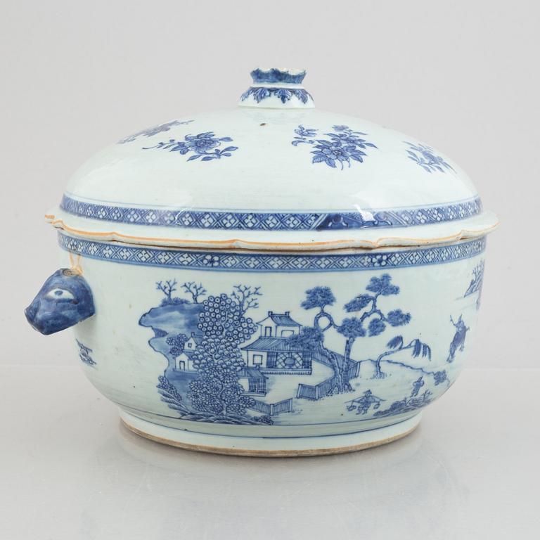 A Chinese export porcelain tureen with cover, Qing dynasty, Qianlong (1736-95).
