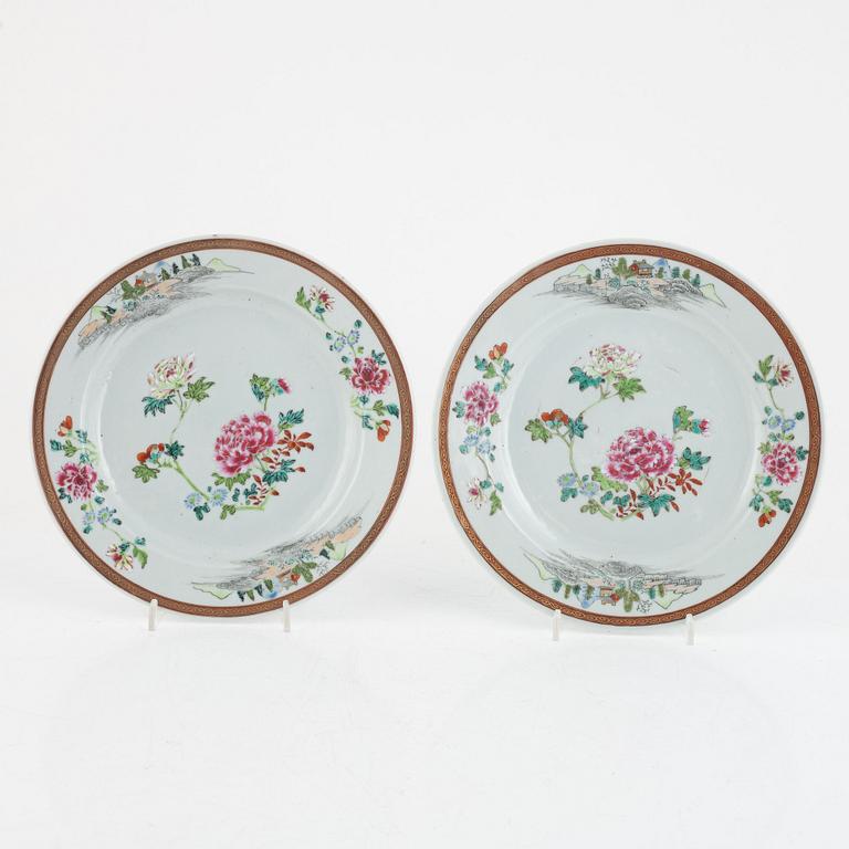 A group of five (2+2+1) Chinese exportporcelain plates, Qing dynsaty, Qianlong (1736-95).