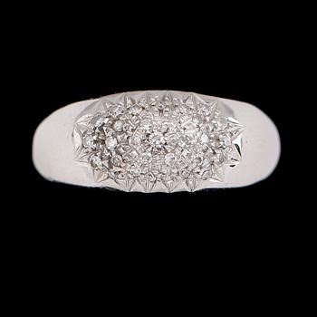 RING, 18 k vitguld med briljantslipade diamanter.