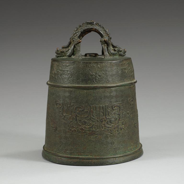 A archaistic bronze bell, late Ming dynasty/early Qing dynasty.