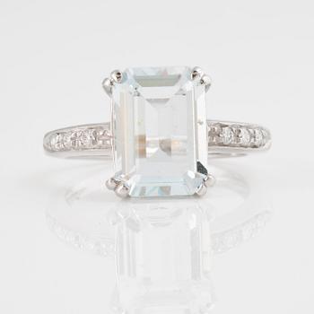 RING, med fasettslipad akvamarin ca 1.90 ct och 6 briljantslipade diamanter ca 0.10 ct.