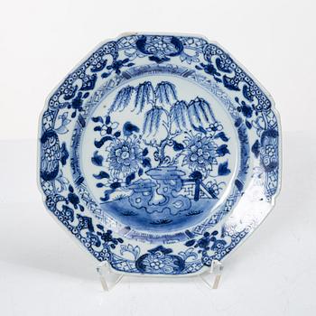 Tallrikar, 16 st, porslin, Kina, Qianlong (1736-95).