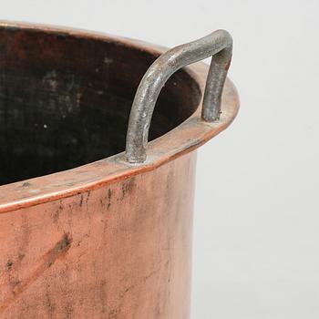 KITTEL PÅ STÄLLNING, koppar, omkring 1900.