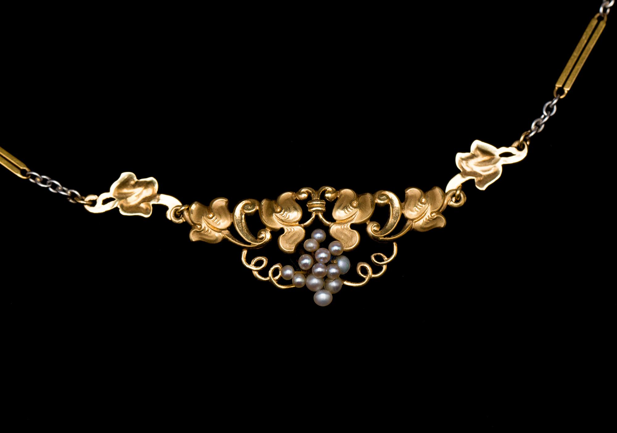 HALSKEDJA, 18 K guld med flodpärlor, G. Dahlgren, Malmö, 1933. Vikt ca 10 g.