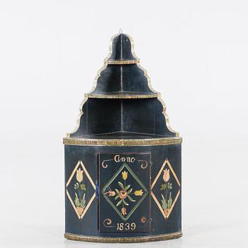 VÄGGHÖRNHYLLA. allmoge. Bär årtal 1839.