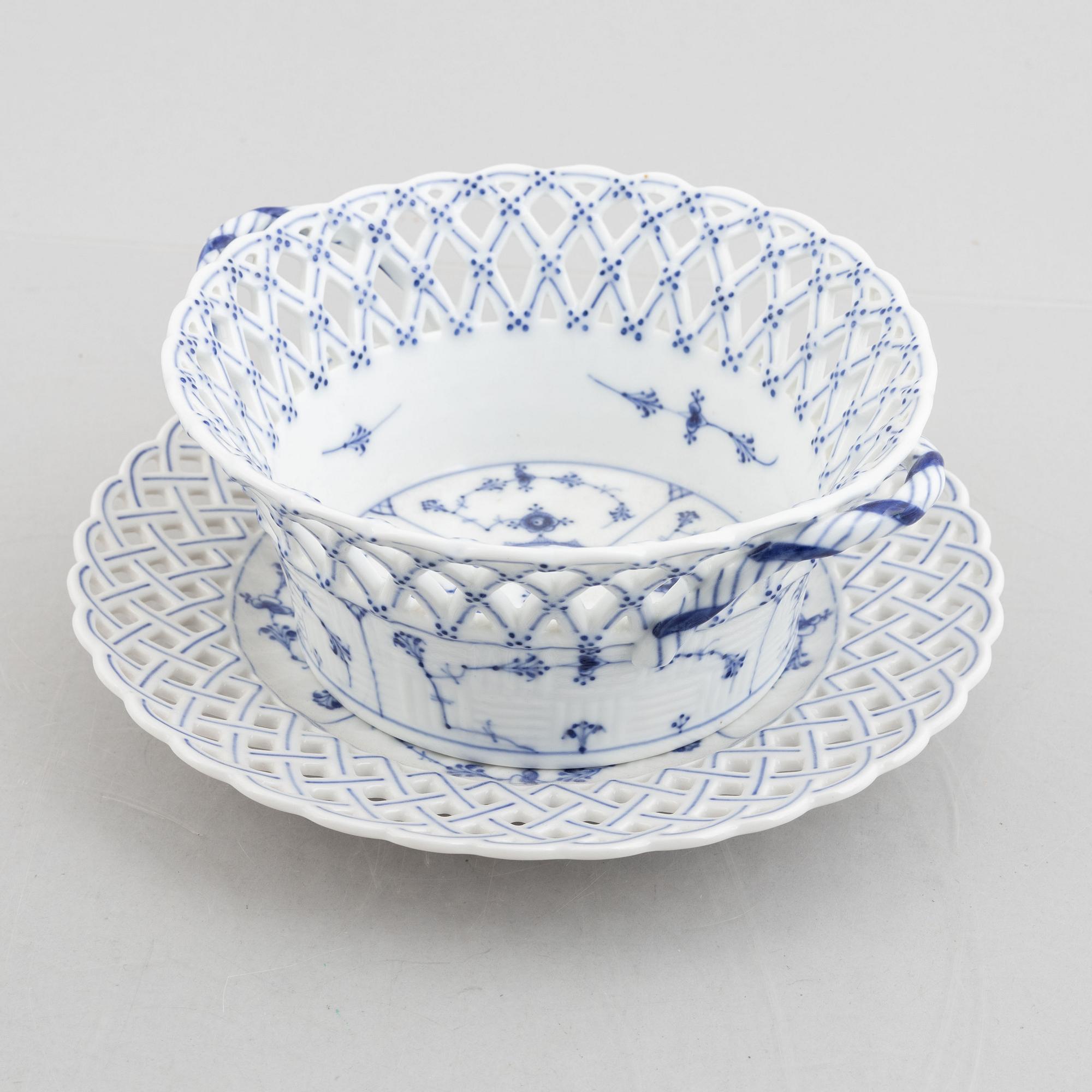 A 'Blue Fluted' / 'Musselmalet' porcelain fruit basket with stand, Royal Copenhagen, 19th century.