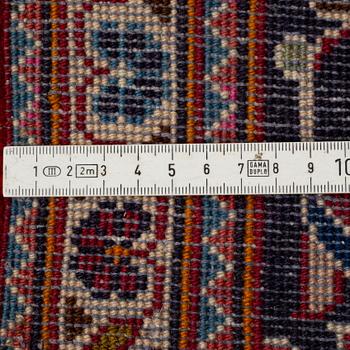 A carpet, Kashan, ca 306 x 198 cm.