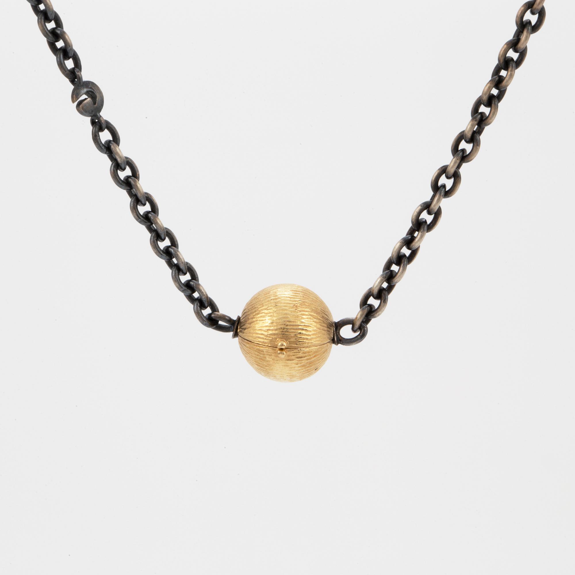 An Ole Lynggaardoxiderat silver necklace, clasp 18K gold. Weight 11,9 gram.