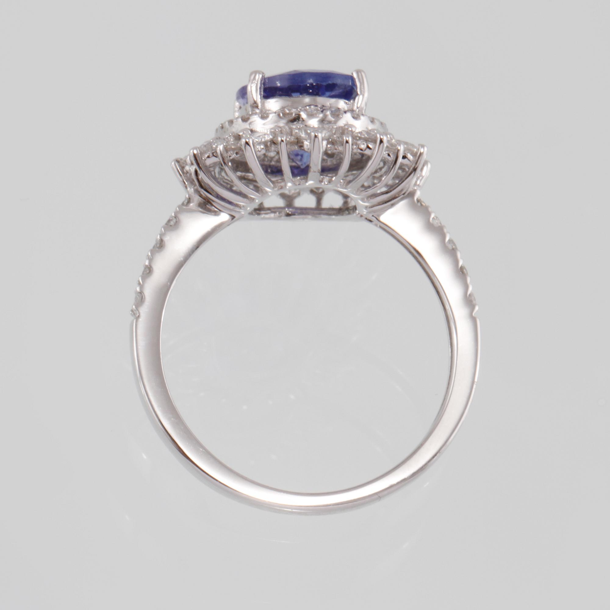 RING, 18K vitguld med ovalslipad tanzanit 2.12 ct samt briljantslipade diamanter 0.74 ct. Vikt 3,7 gram.