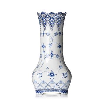 479. A Royal Copenhagen 'Musselmalet' / 'blue fluted full lace' vase, Denmark, 1898-1923.