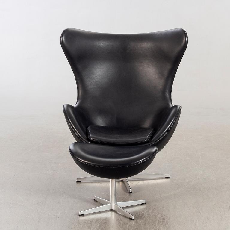 Arne Jacobsen, fåtölj med fotpall, "Ägget" för Fritz Hansen Danmark 2001.