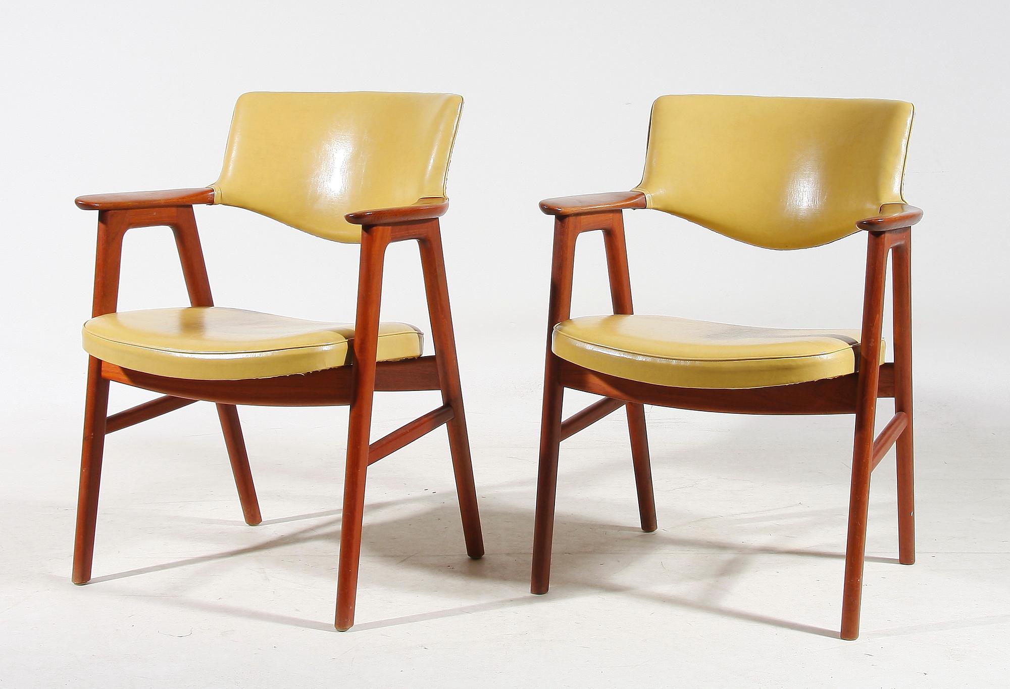 KARMSTOLAR, ett par, märkta Hoeng Stole, Erik Kirkegaard, 1960-tal.