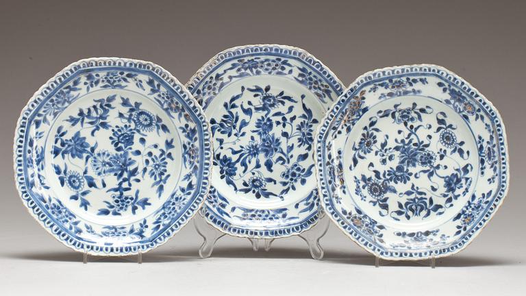 DJUPA TALLRIKAR, 3 st, porslin, Kina, 1700-tal.