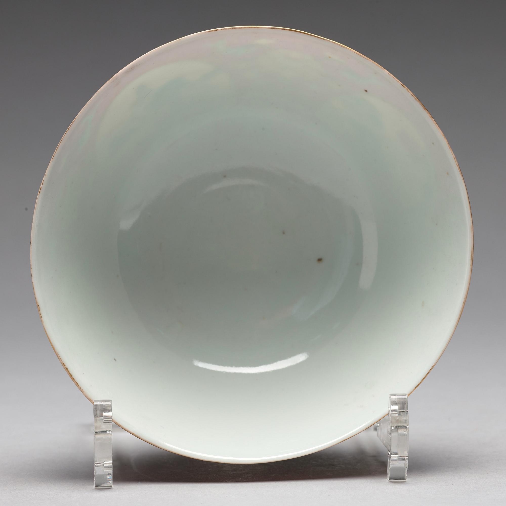 SKÅL, porslin. Qingdynastin med Qianlongs märke i rött.