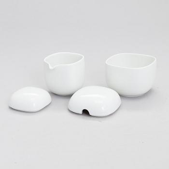 TIMO SARPANEVA, MAT- och KAFFESERVIS, 49 delar, "Suomi", Rosenthal 1987-88. Modellen formgiven 1976.