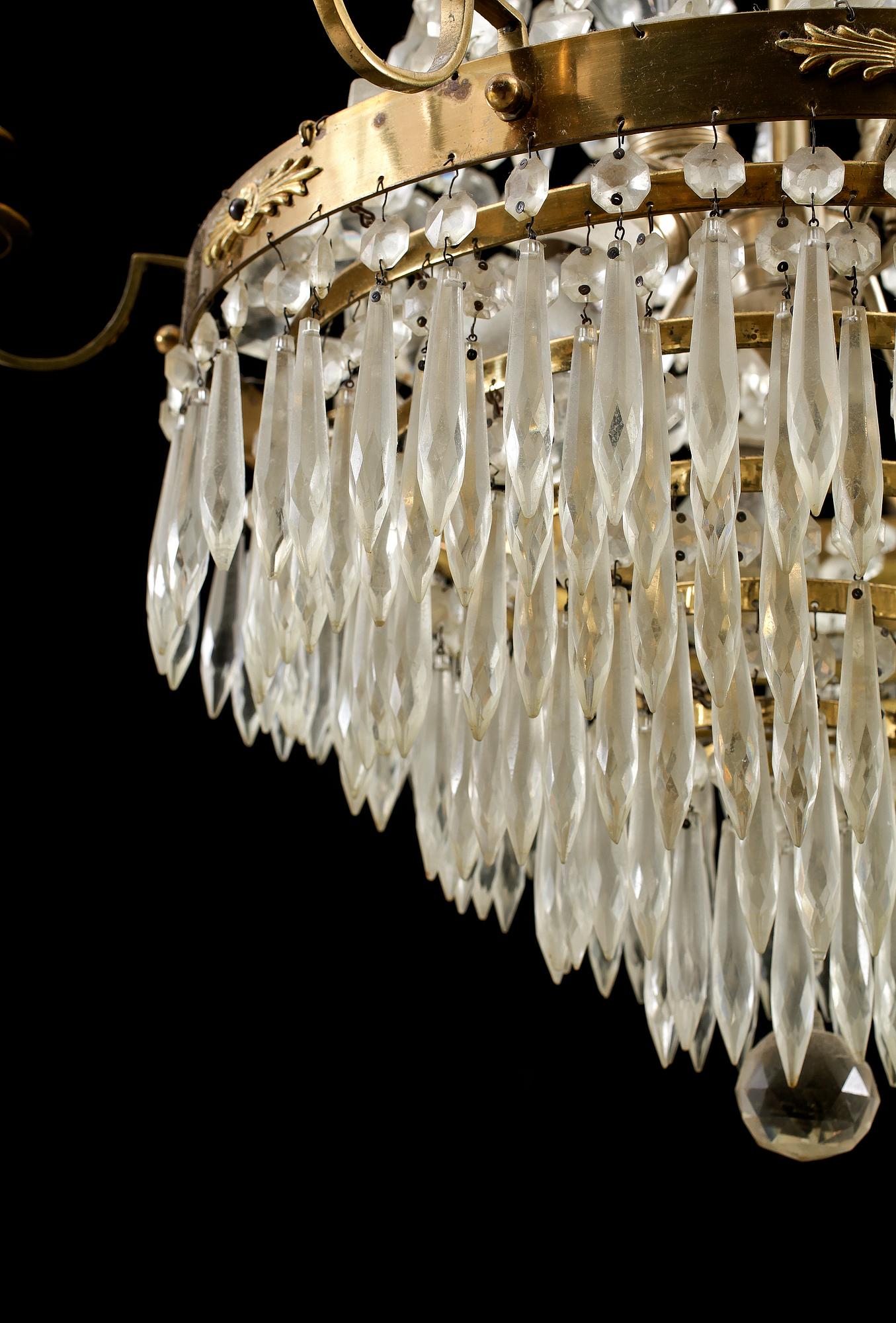 KATTOKRUUNU, empiretyylinen, 1900-luvun loppupuoli. Korkeus n. 85 cm.