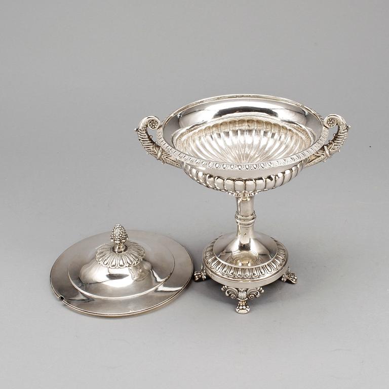 SOCKERSKÅL MED LOCK, silver, Anders Lundström, Stockholm, 1834. Vikt ca873g.