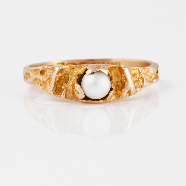 RING, 14K guld med odlad  pärla, "Litet ord", Björn Weckström, Lapponia 1969. Vikt 2,1 gram.