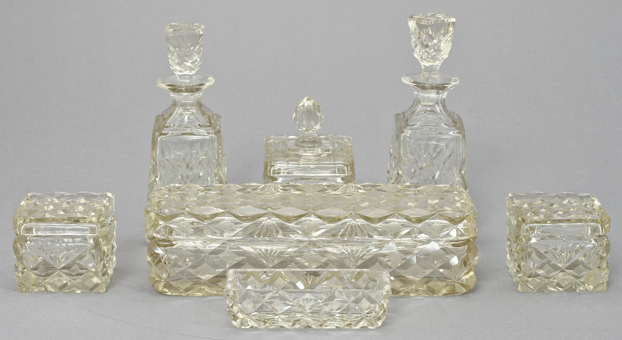 TOALETTUPPSÄTTNING, 7 delar, glas, omkring 1900.